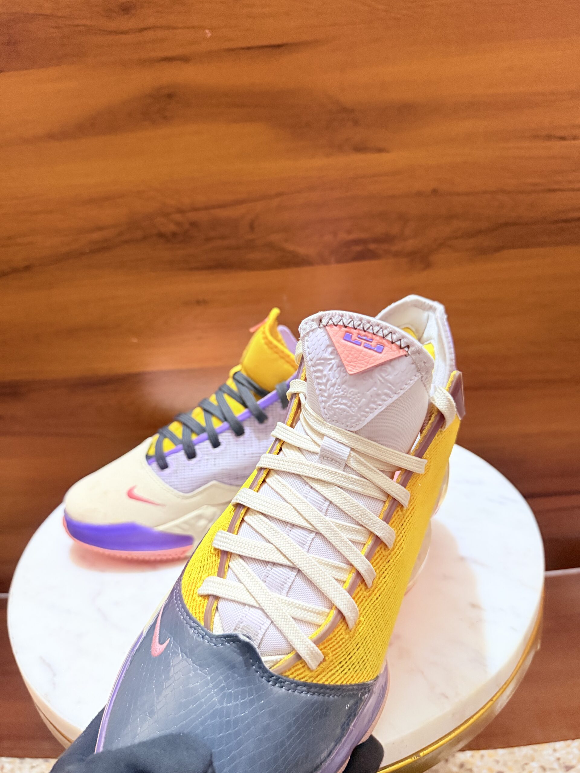 Nike LeBron 19 Low 'Mismatch' basketball shoes featuring a lilac, pink gaze, and dark smoke grey colorway - Image 3