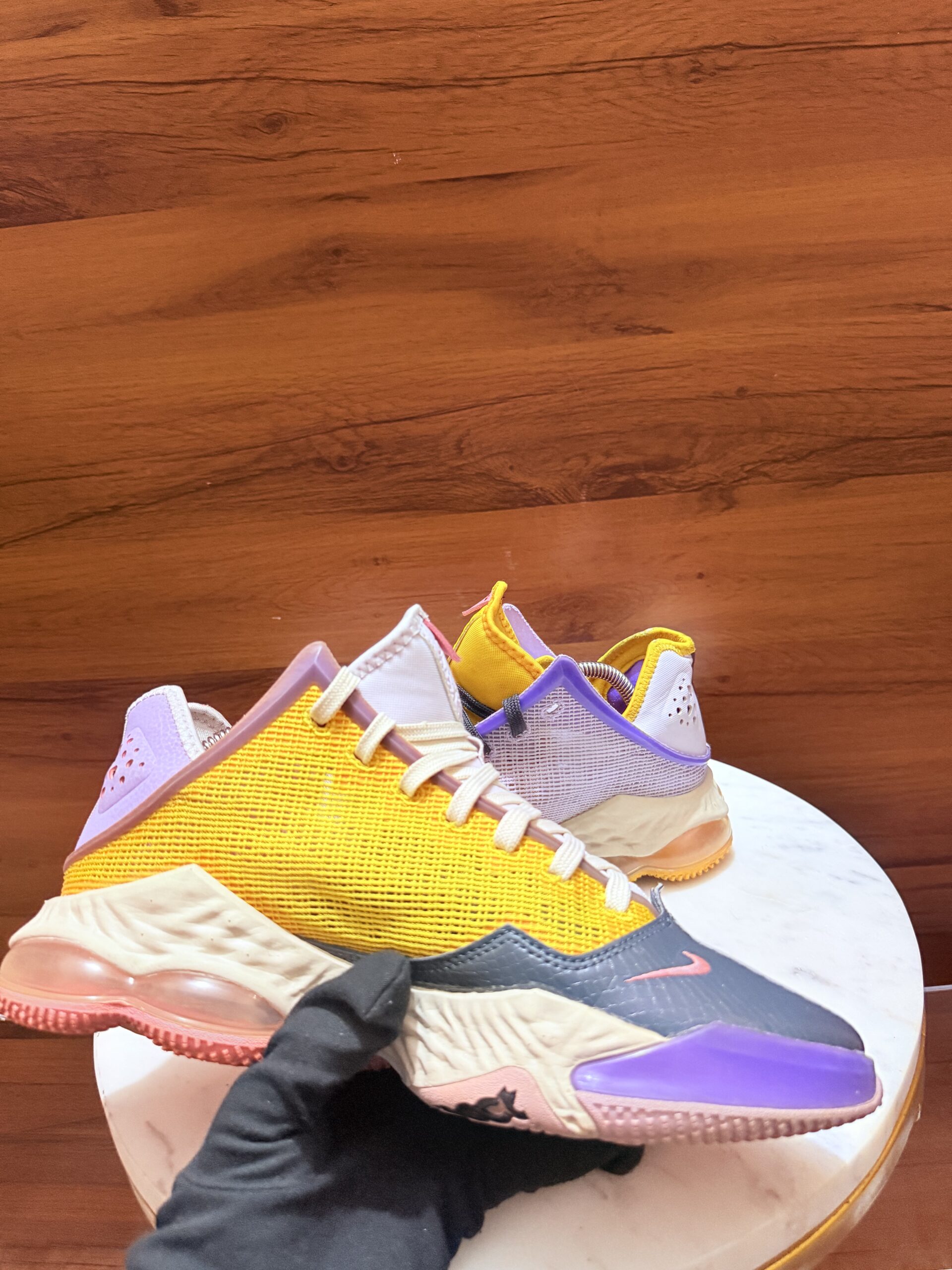 Nike LeBron 19 Low 'Mismatch' basketball shoes featuring a lilac, pink gaze, and dark smoke grey colorway - Image 4