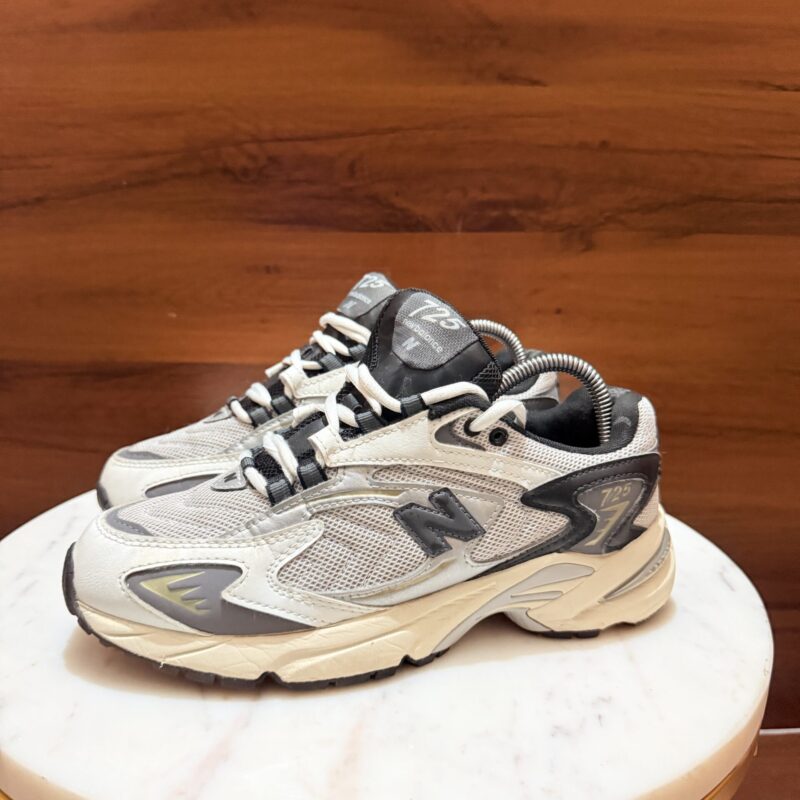 New Balance 725 Sneakers – Off-White / Grey