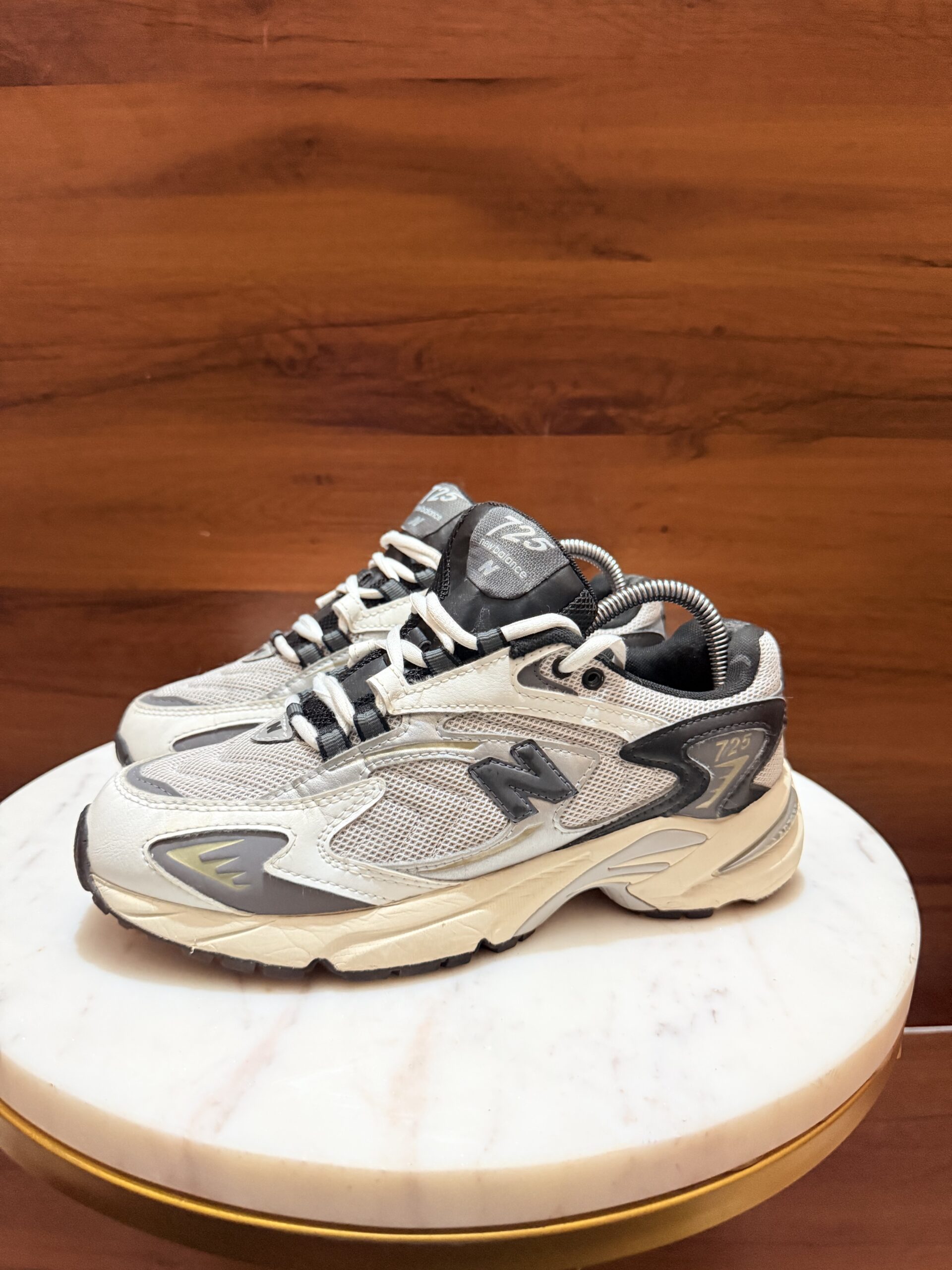 New Balance 725 Sneakers – Off-White / Grey