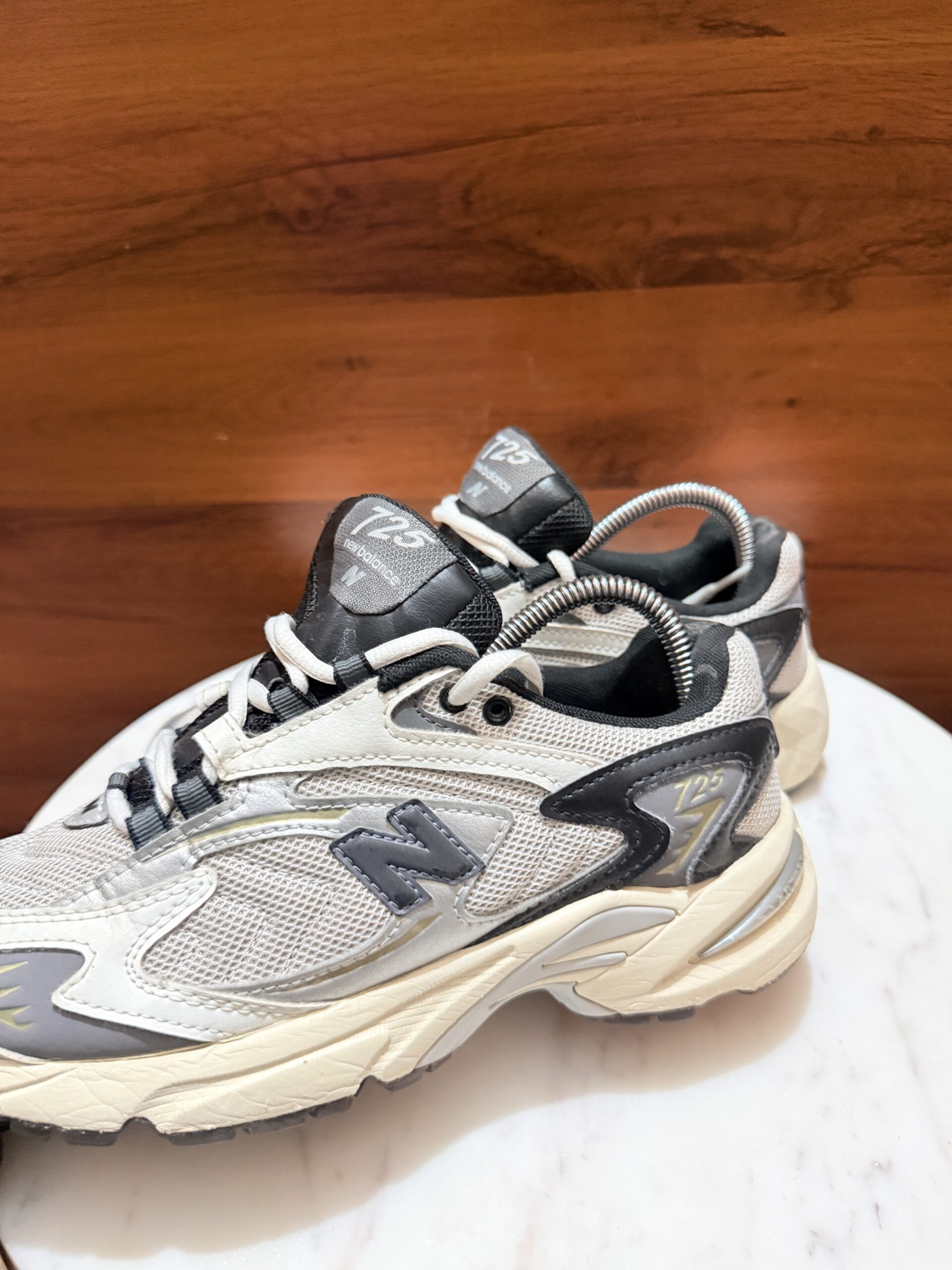 New Balance 725 Sneakers – Off-White / Grey