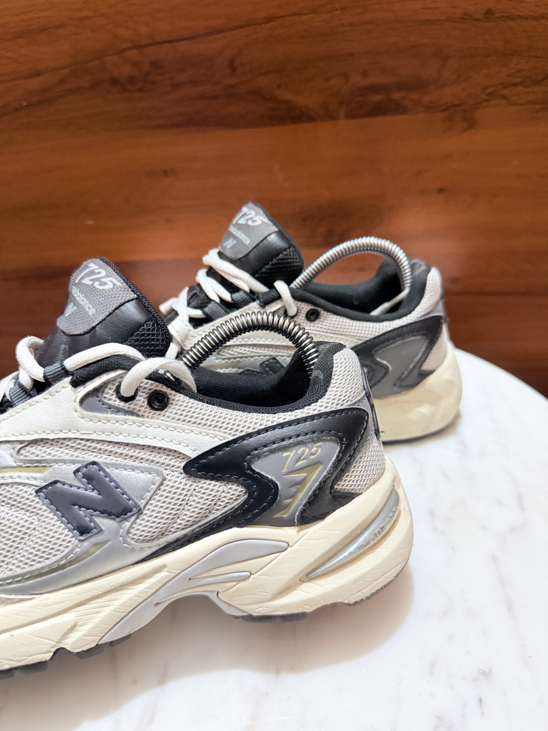 New Balance 725 Sneakers – Off-White / Grey
