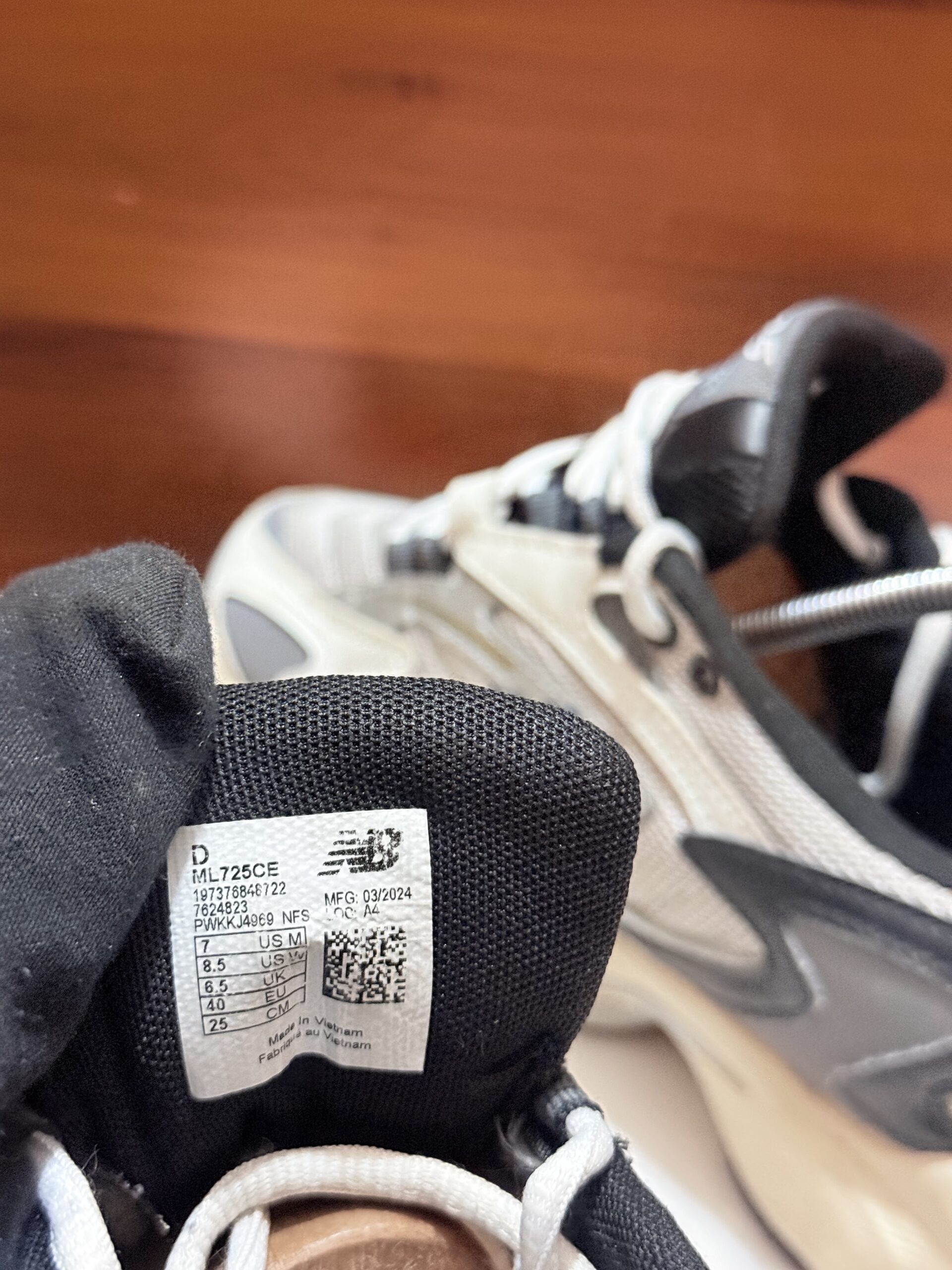 New Balance 725 Sneakers – Off-White / Grey