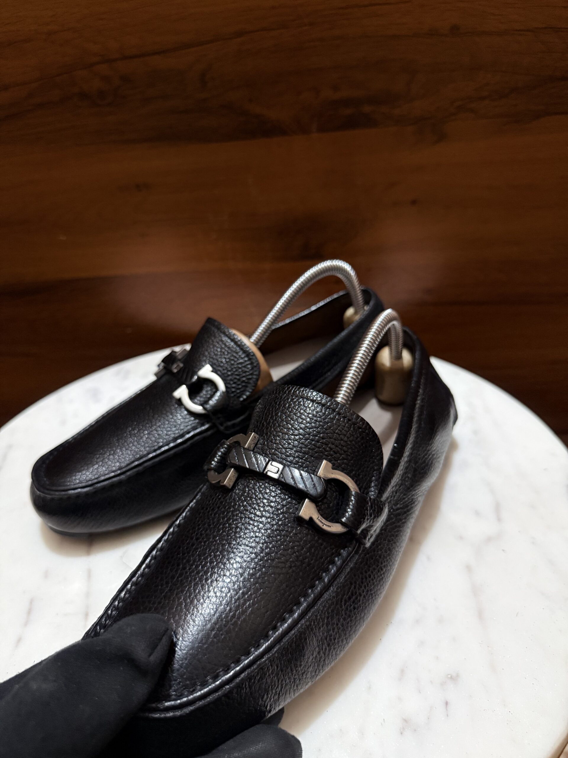Salvatore Ferragamo Gancini Driver Loafers – Black