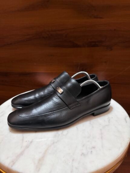 Gucci – Smooth Leather Metal Plaque Dress Loafers
